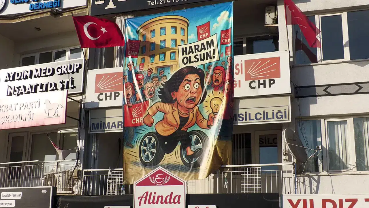 Aydın’da CHP’li Gençlik Kolları Başkanı pankart nedeniyle soruşturma altında