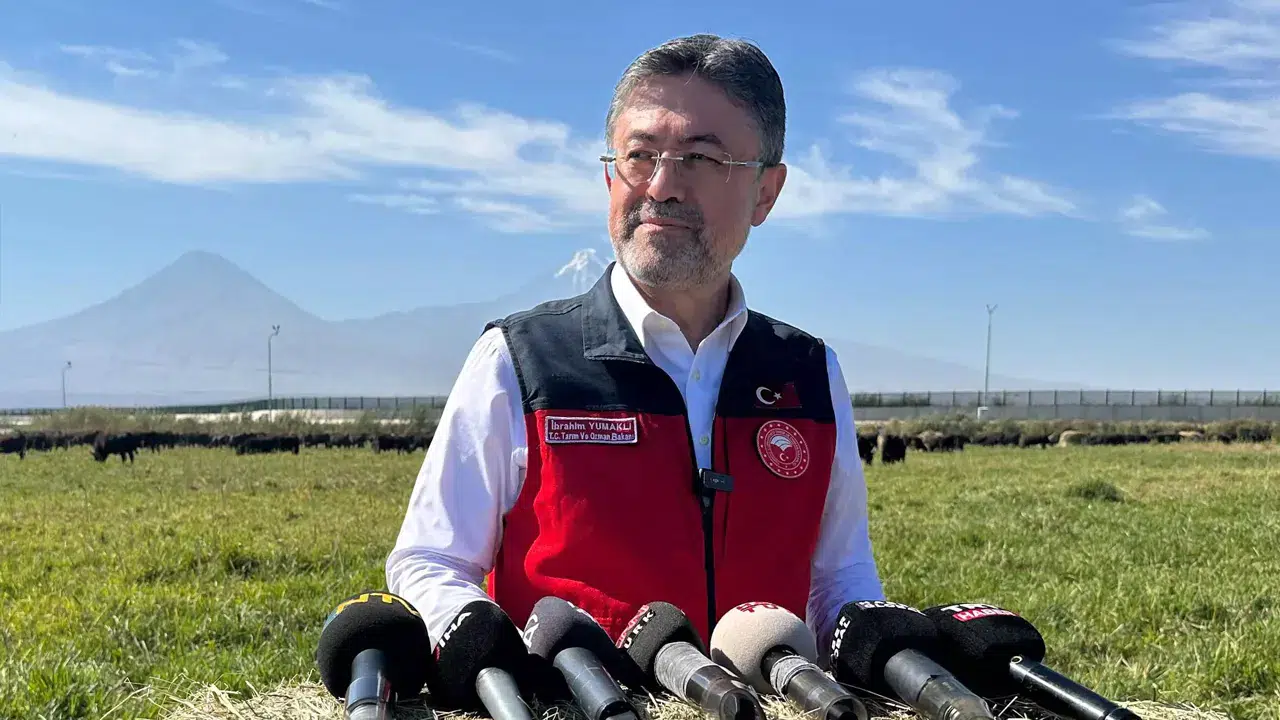 Bakan Yumaklı: Çeşme’ye birkaç gün içinde su verilecek