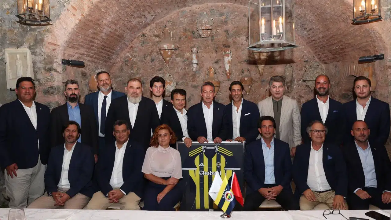 Fenerbahçe Başkanı Ali Koç, Benfica yöneticilerini yemekte ağırladı