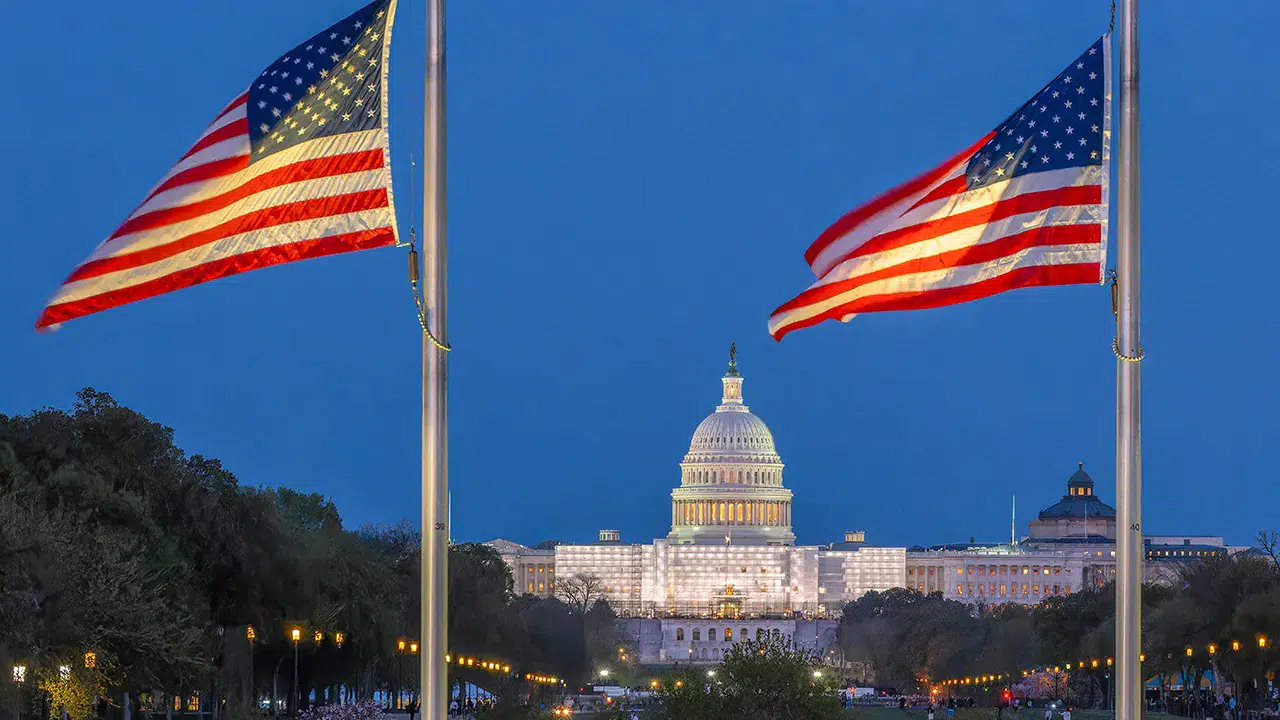 ABD bayrağını yakan kişiler 1 yıl hapis cezasına çarptırılacak
