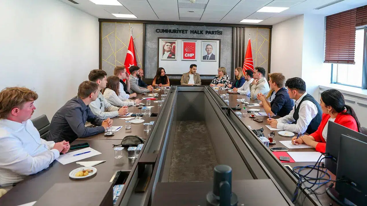 SPD ve Sosyalist Enternasyonal'in gençlik örgütü temsilcileri CHP'nin misafiriydi