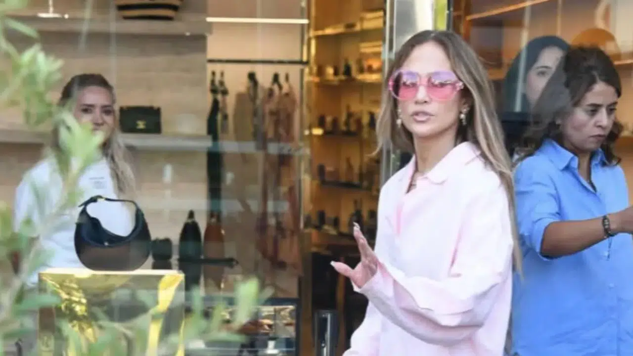 Jennifer Lopez, İstanbul'da Chanel mağazasına alınmadı