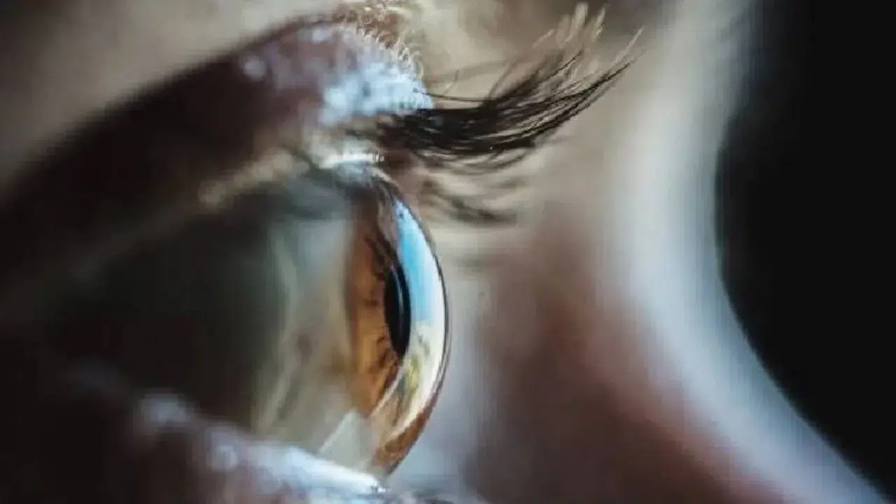 Gözünden canlı solucan çıktı! 8 ay boyunca fark etmedi