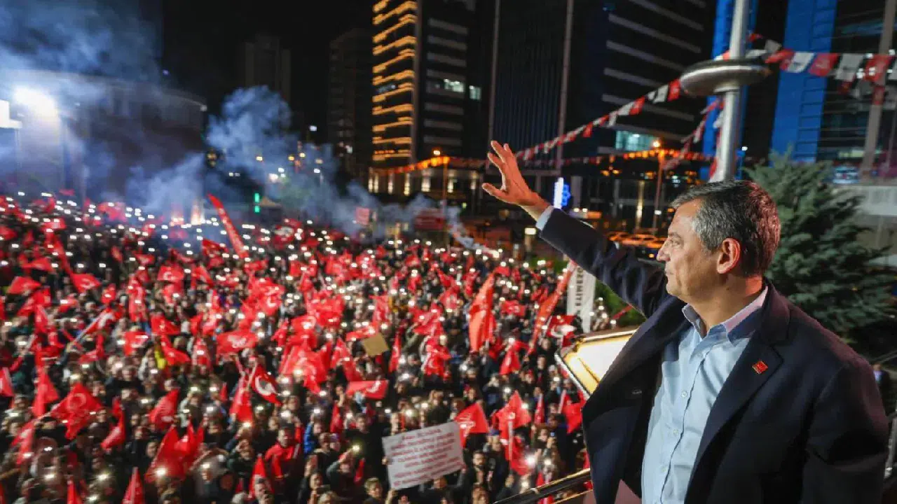 Özel’den Aksaray mitinginde çifte standart vurgusu: AK Partili belediyeler işlem görmezken CHP’li belediyelere operasyon yapıldı