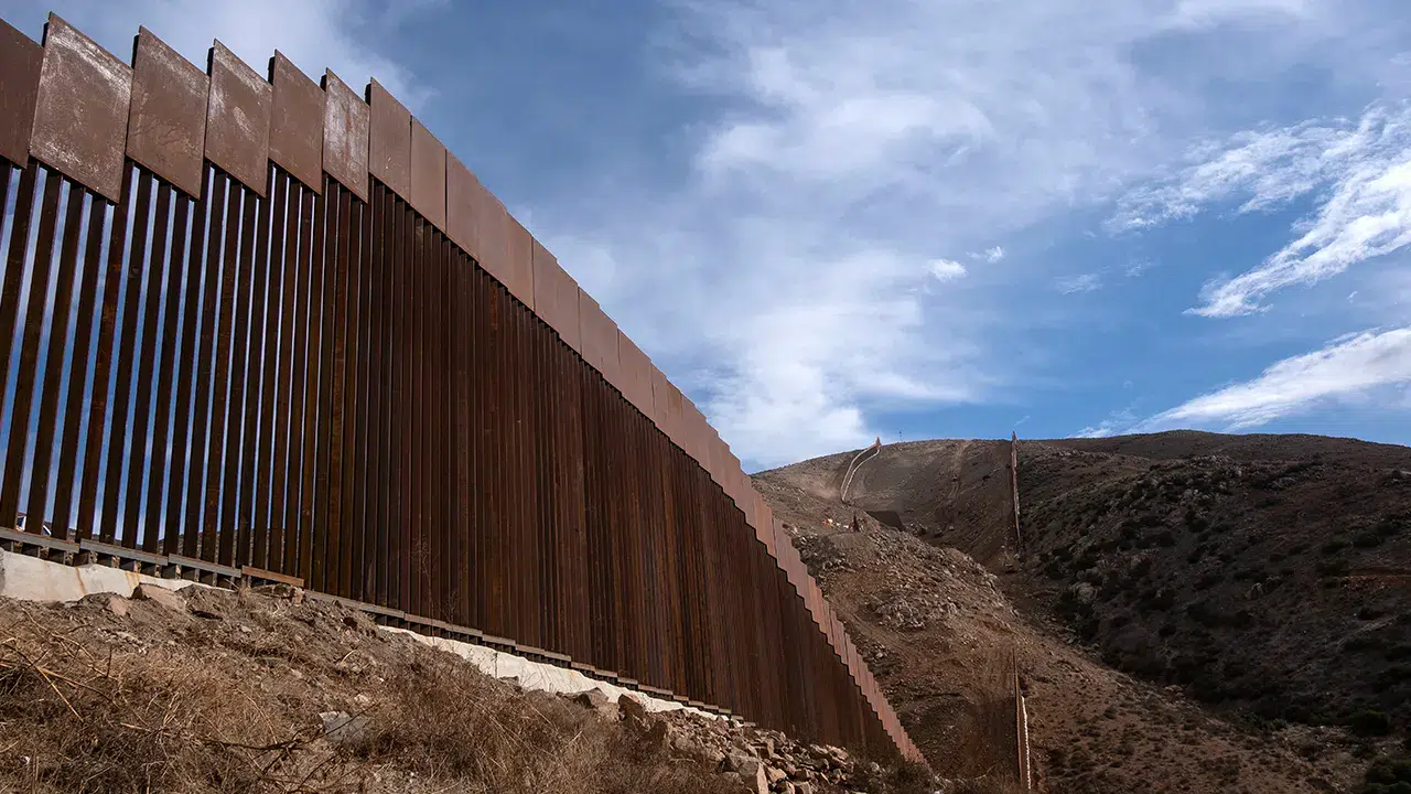 Trump'ın talimatıyla Meksika sınırındaki duvarlar siyaha boyanıyor