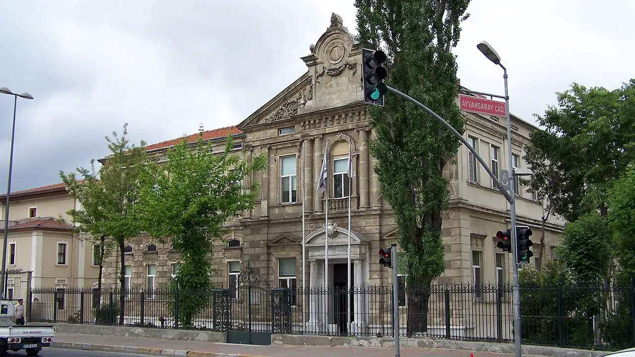 127 yıllık tarih sona eriyor: İstanbul'un en eski hastanelerinden birisinin kapısına kilit vuruluyor