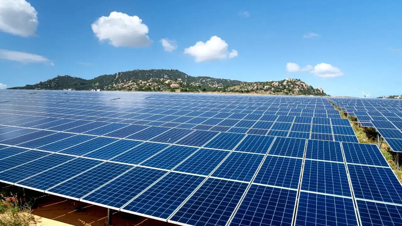 Mısır, BAE ve Bahreyn’den Çin ile 220 milyon dolarlık güneş enerjisi anlaşması