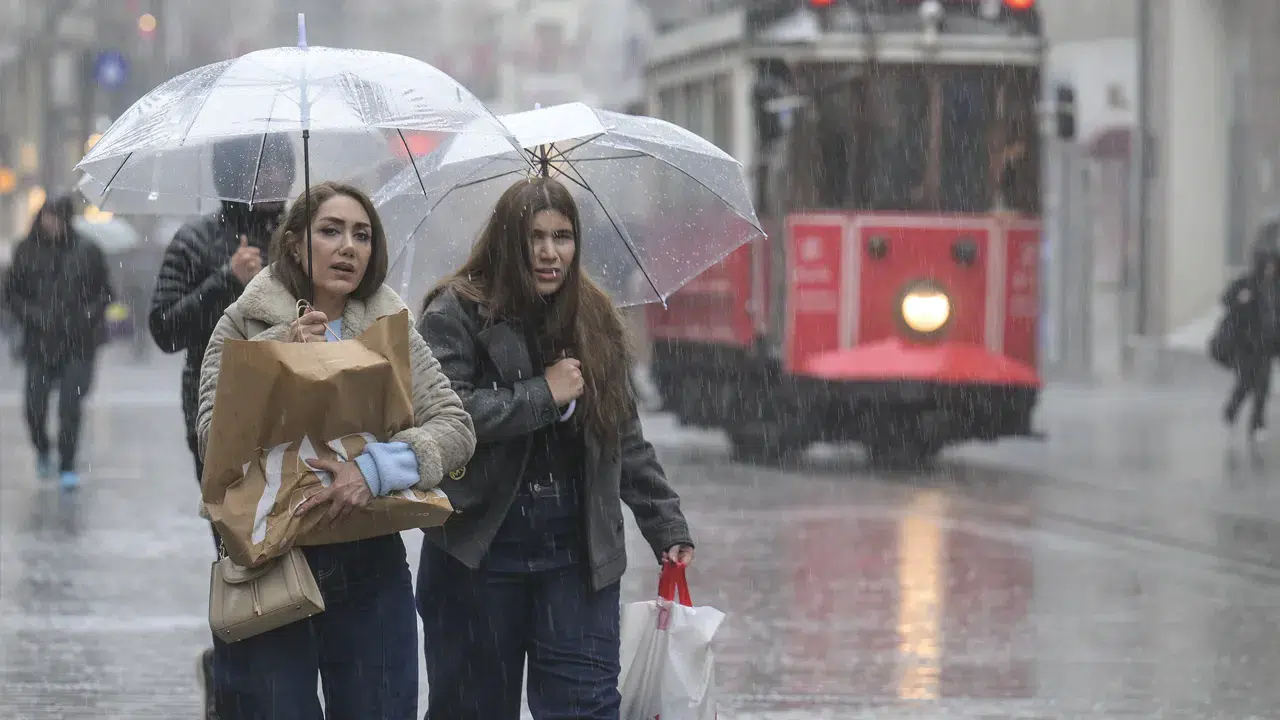 Meteoroloji ve AKOM'dan İstanbul için uyarı: Gök gürültülü sağanak yağış ne zaman geliyor?