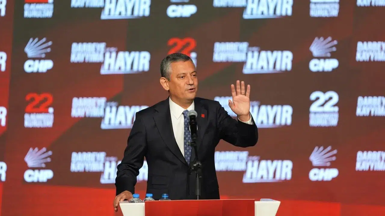 CHP olağanüstü kurultayda Özgür Özel yeniden genel başkan seçildi
