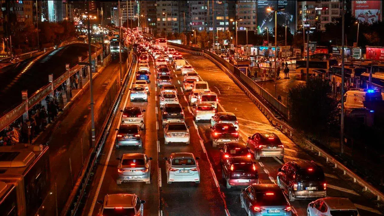 İstanbul'da yağmur, pazartesi trafiğini doruğa taşıdı