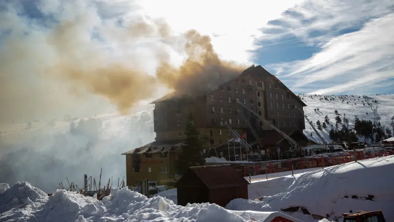 Grand Kartal Oteli yangını için kritik karar: İki bakanlık yetkilileri hakkında soruşturmaya onay!