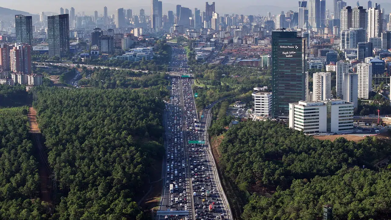 Okulların açılmasıyla İstanbul'da trafik yoğunluğu yüzde 76’ya yükseldi!