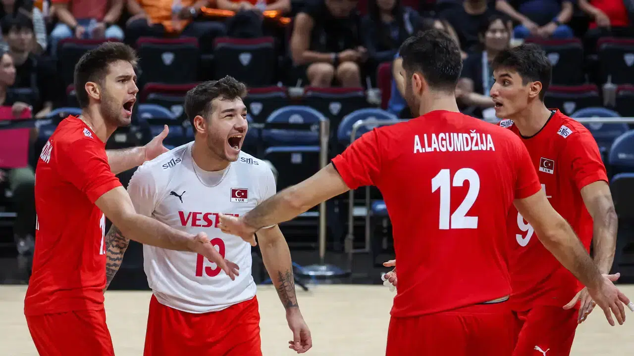 Türkiye tarih yazdı: Erkek Voleybol Milli Takımı çeyrek finale yükseldi