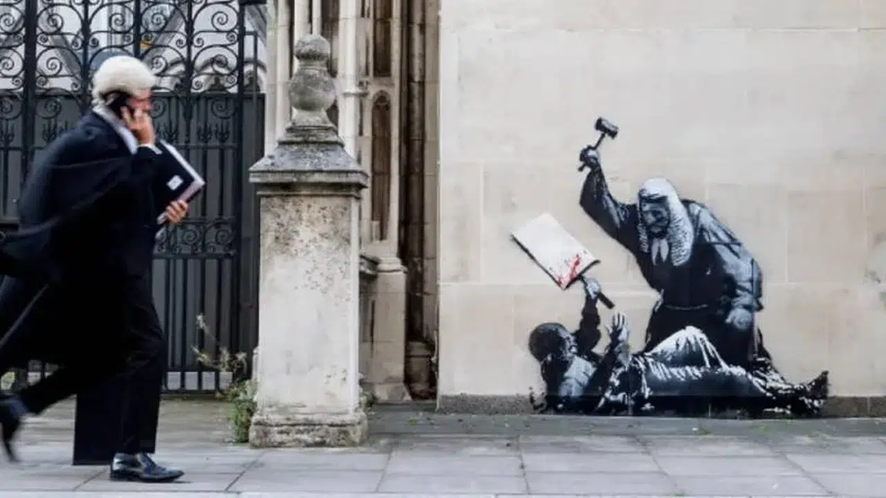 Banksy’den Londra’da tartışmalı eser: Yargıcın protestocuyu darp ettiği duvar resmi