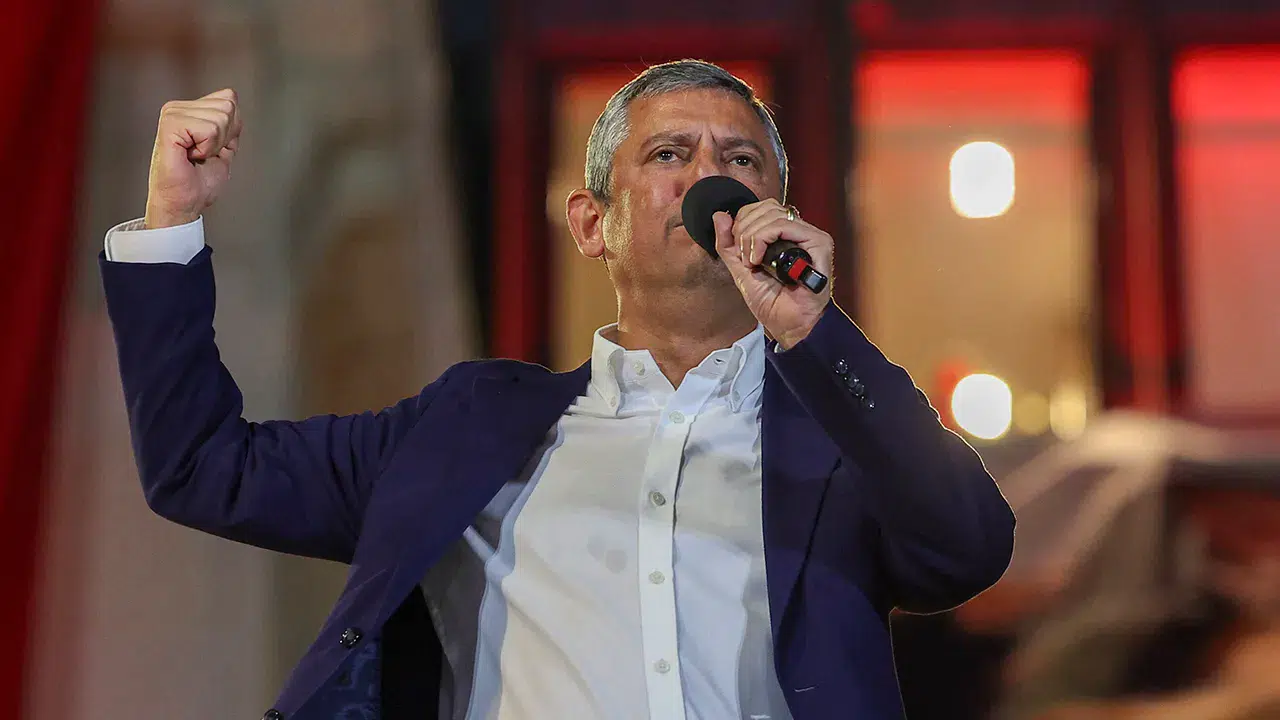 Özgür Özel, SYDV işçilerinin grevine destek verdi: "Hukuksuzluğun karşısında emekçilerin yanındayız"