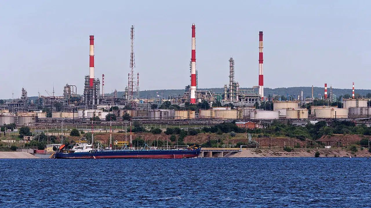 Ukrayna, Rusya’daki petrol rafinerisine saldırı düzenledi