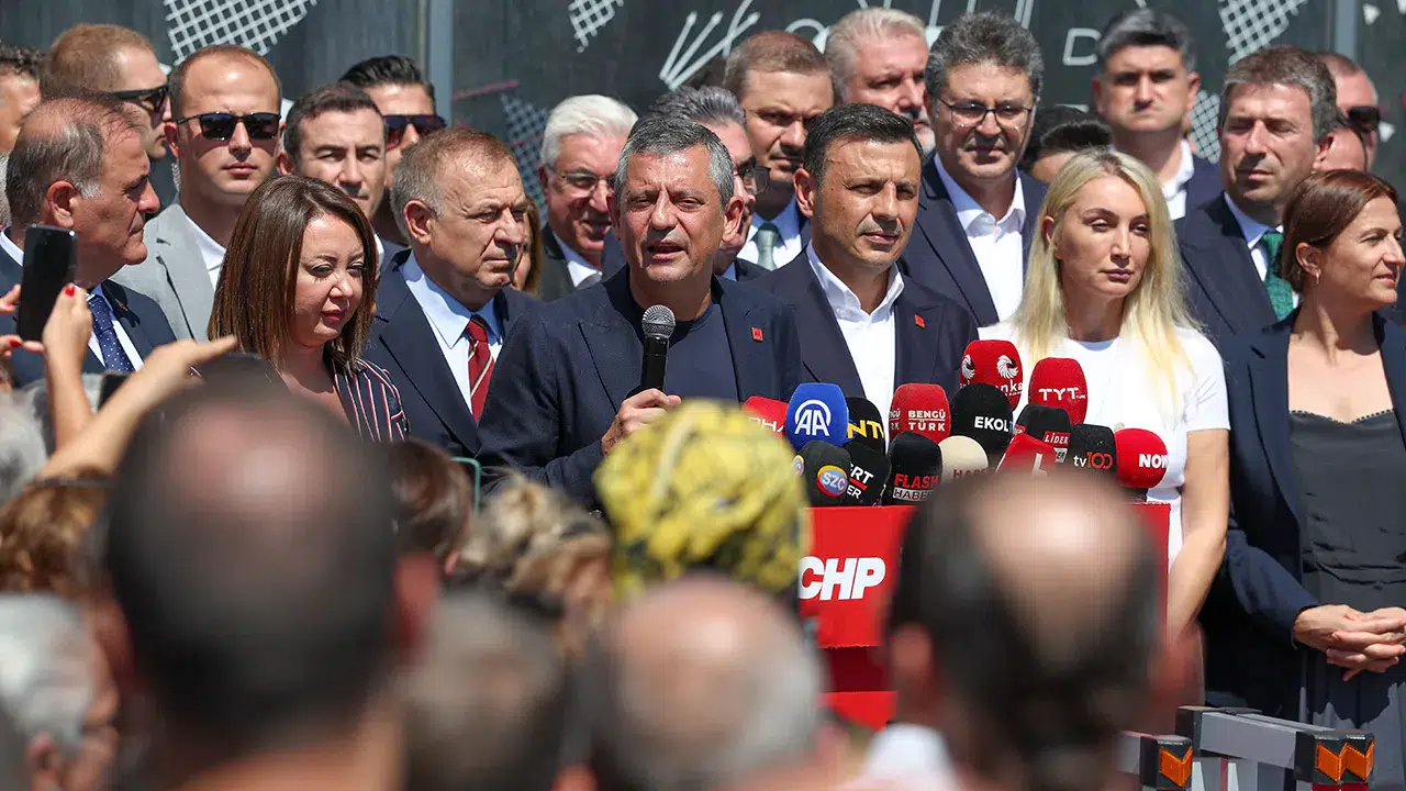 Özgür Özel, Gürsel Tekin'in 'randevu' talebi için: "Gürsel Tekin’e randevu veririm ama kayyıma veremem"