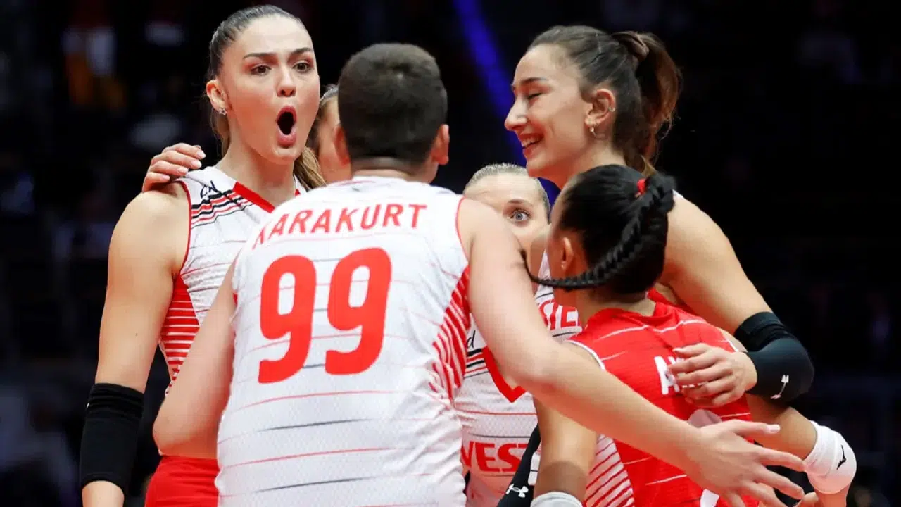 Türkiye – Slovenya Voleybol Maçı İçin Geri Sayım Başladı: Kanaldaki Saat Kaç? Filenin Sultanları Son 16 Turu İçin Sahada!