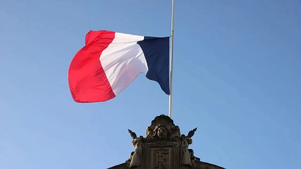 Fransa'da hükümet düşmüştü! Macron yeni başbakanı atadı