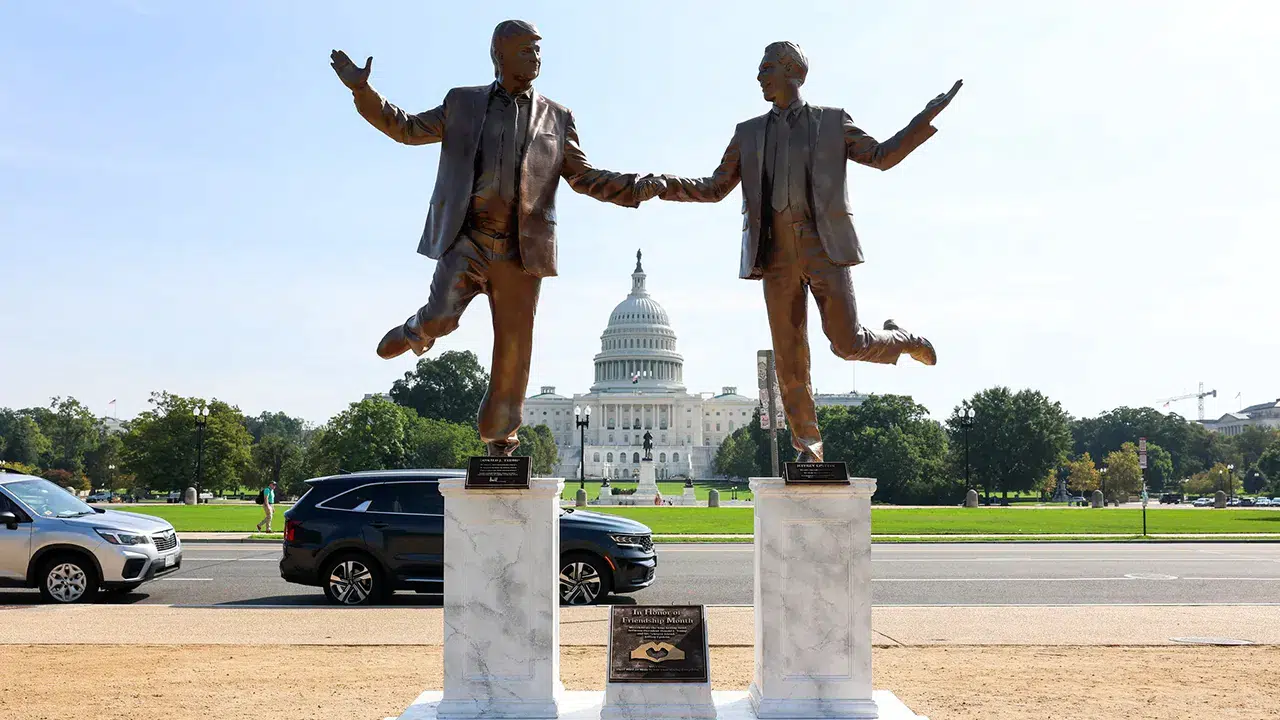 Kongre binası önündeki Trump–Epstein heykeli kaldırıldı