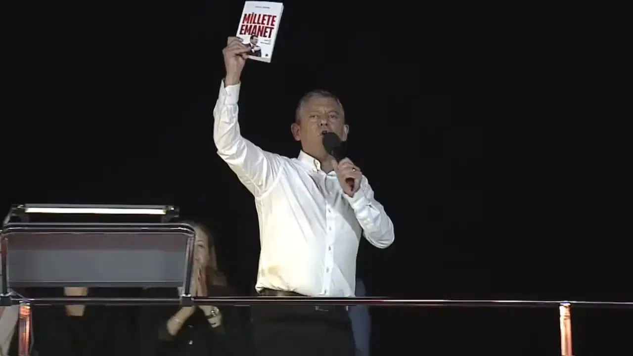 CHP lideri Özgür Özel ve Ekrem İmamoğlu’ndan “Millete Emanet” kitabı