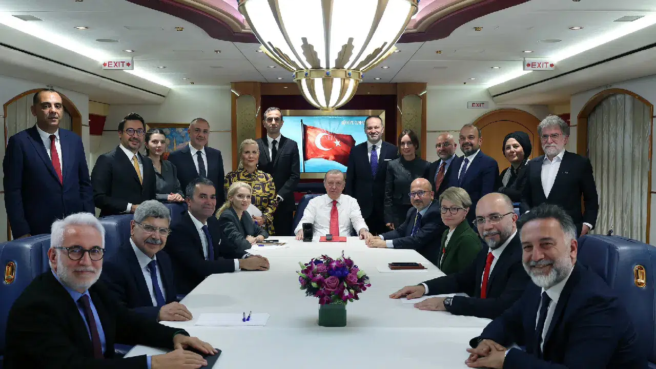 Uçaktaki gazeteciler ve soruları