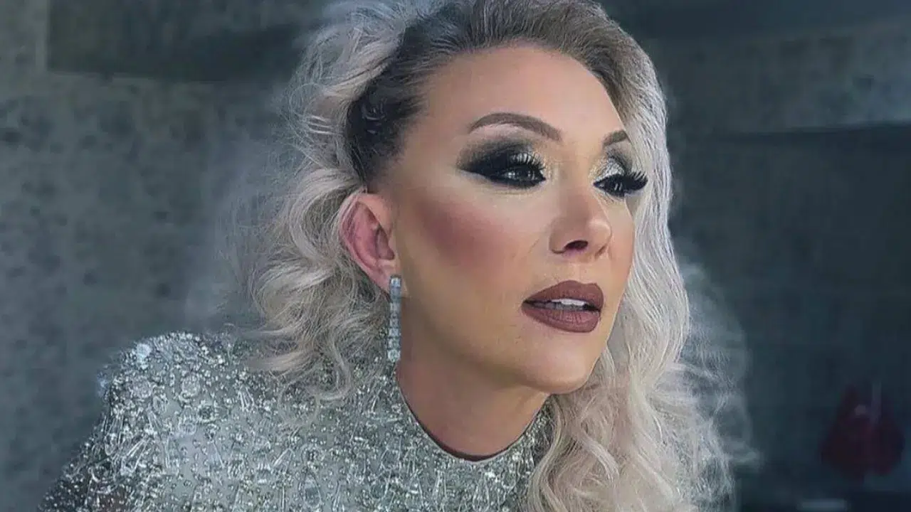 Şarkıcı Güllü gözyaşlarıyla uğurlandı: Kızı ve oğlu tabutu başında fenalık geçirdi