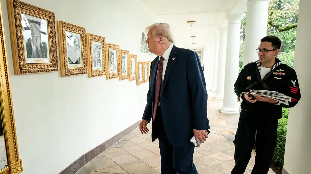 Trump, Beyaz Saray'a Biden'ın fotoğrafı yerine 'otomatik kalem' portresi astırdı