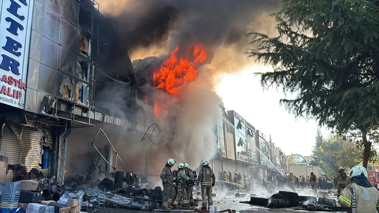 Bağcılar İSTOÇ Ticaret Merkezi'nde yangın: 17 iş yeri zarar gördü