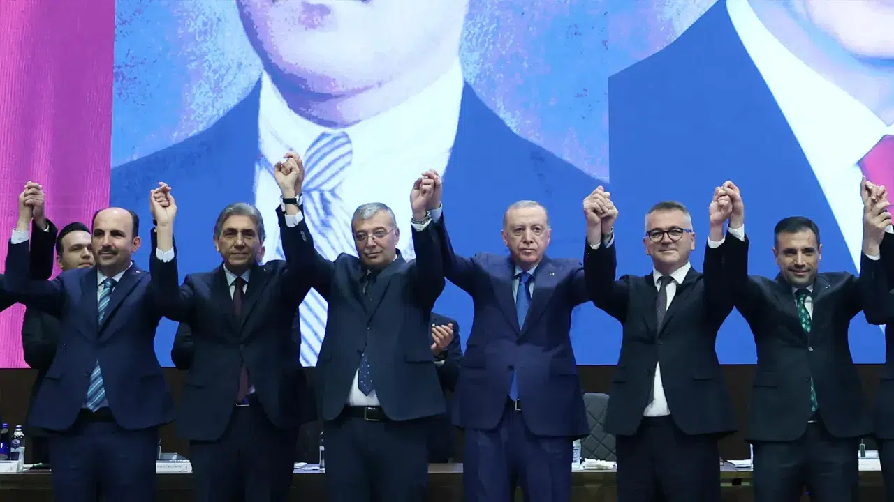 Cumhurbaşkanı Erdoğan AK Parti’ye katılan iki belediye başkanına rozet taktı