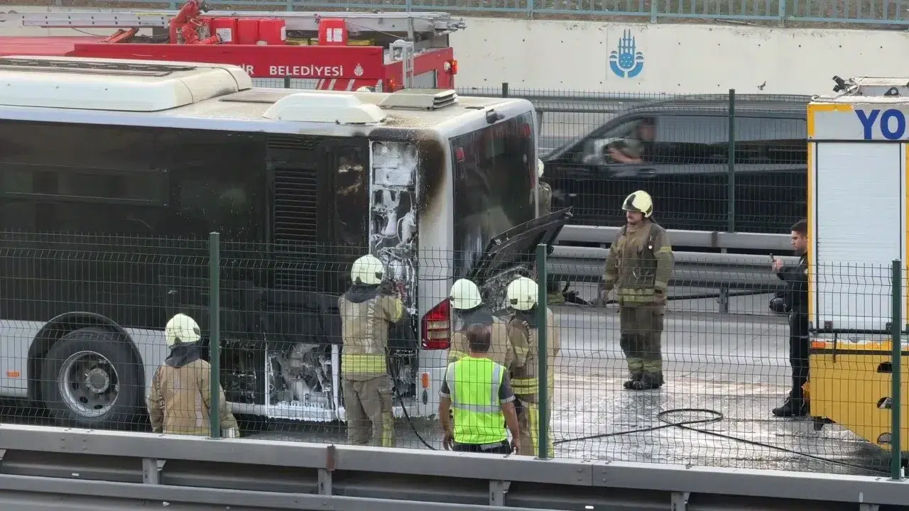 Zeytinburnu'nda metrobüs alev alev yandı