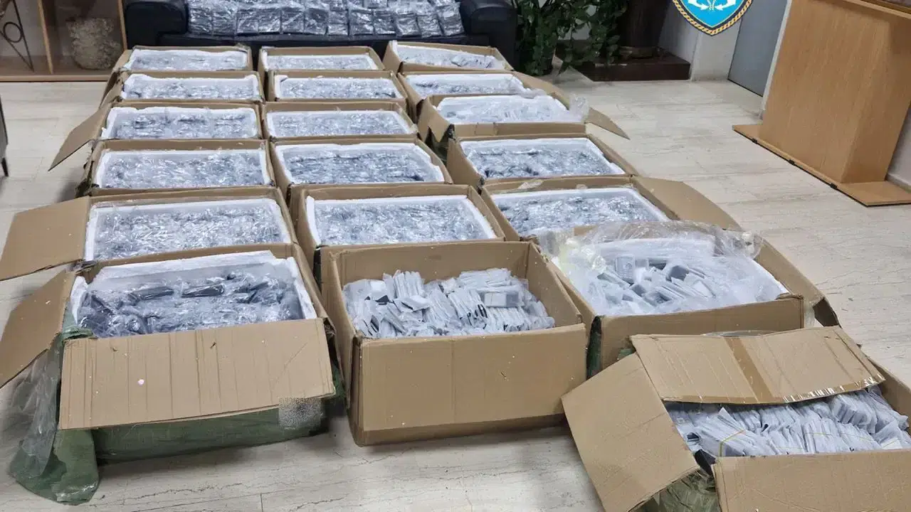 On binlerce cep telefonu Sakız Adası’ndan Türkiye'ye kaçak olarak sokulurken yakalandı