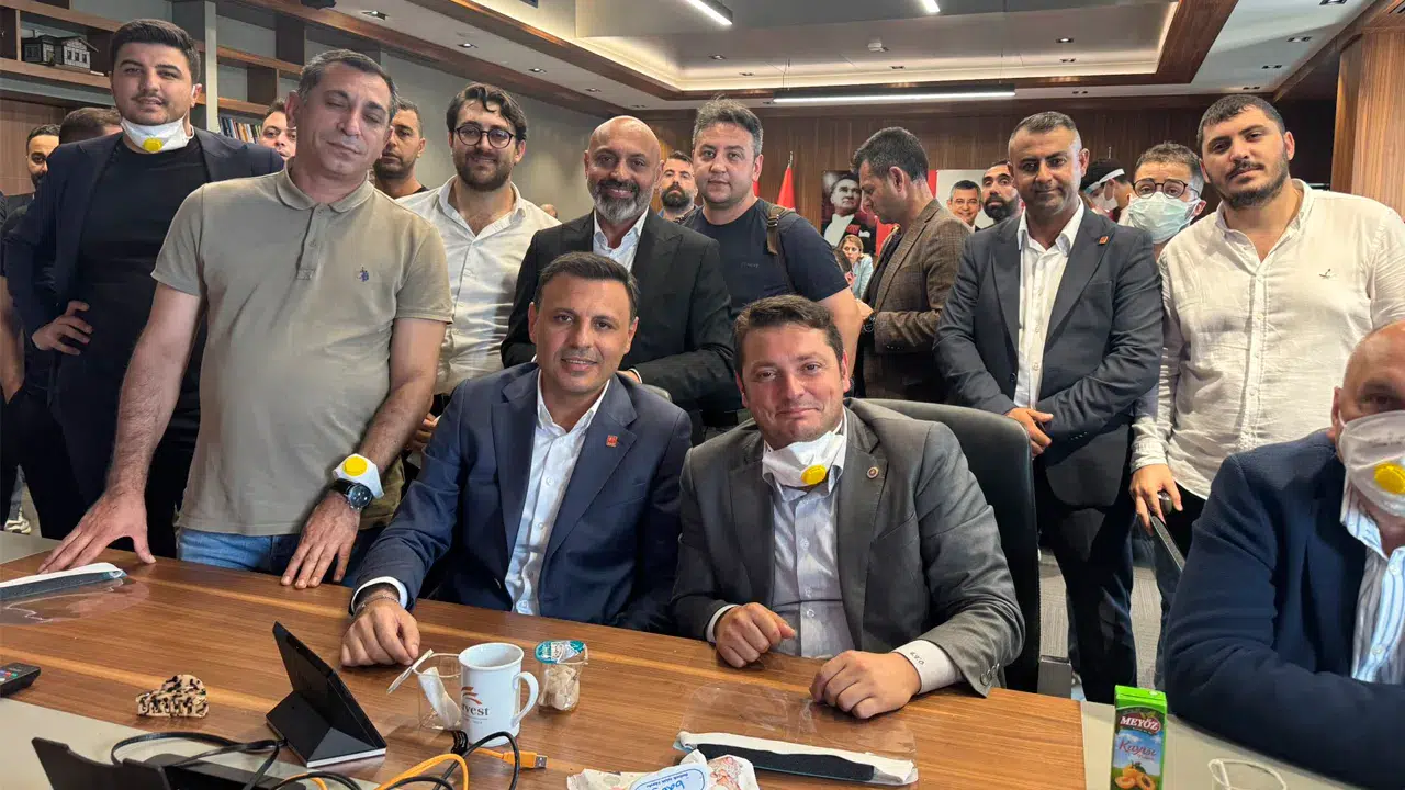 Kayyum Gürsel Tekin binaya girmişti ama Özgür Çelik'in makam odasından paylaşım yapan başkası oldu!