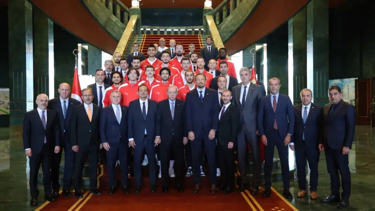 Cumhurbaşkanı Erdoğan, gümüş madalya kazanan 12 Dev Adam’ı ağırladı