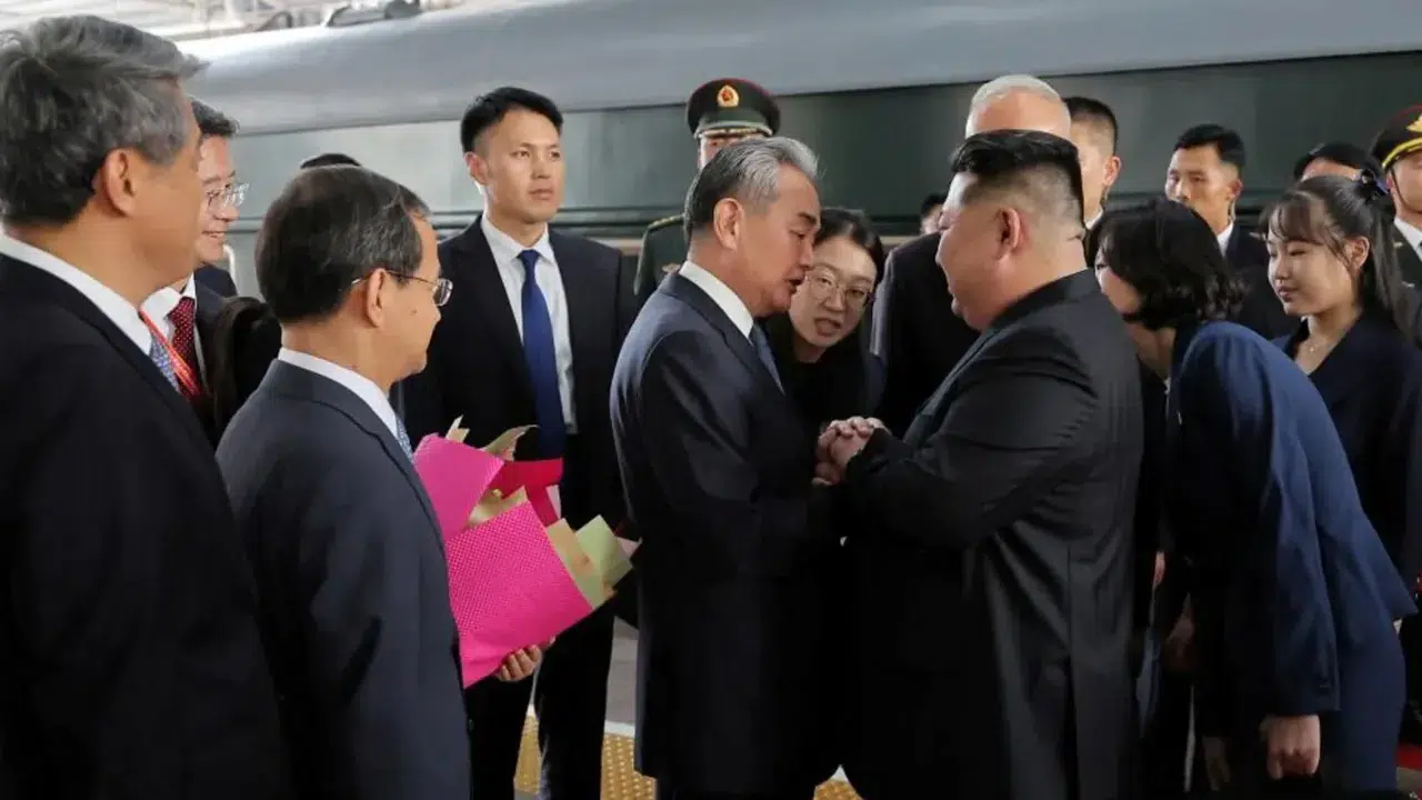 Kim Jong Un kızını dünyaya tanıttı: Halef olarak öne çıktı