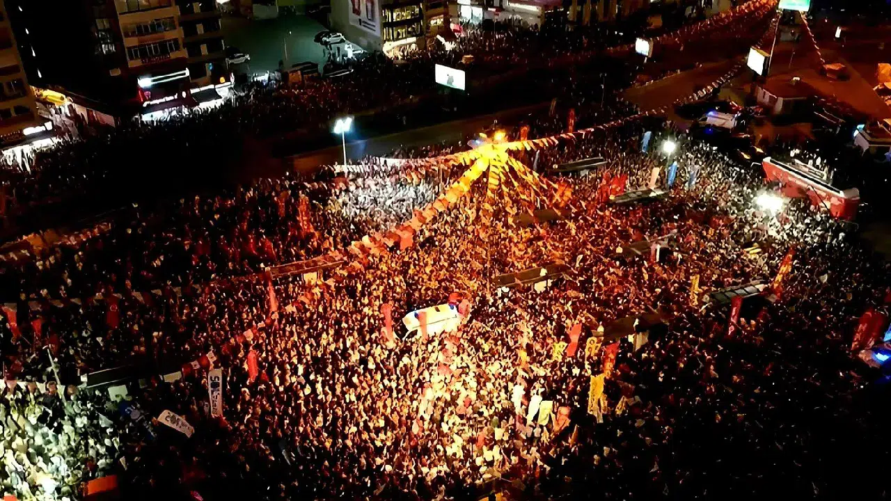 CHP’ye abluka sonrası Kadıköy’de coşkulu miting: Yurttaşlar alanı doldurdu