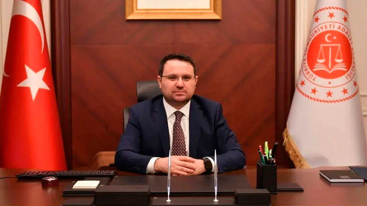 Evinin önünde İstanbul Cumhuriyet Başsavcısı Akın Gürlek'i soran iki motosikletli gözaltına alındı