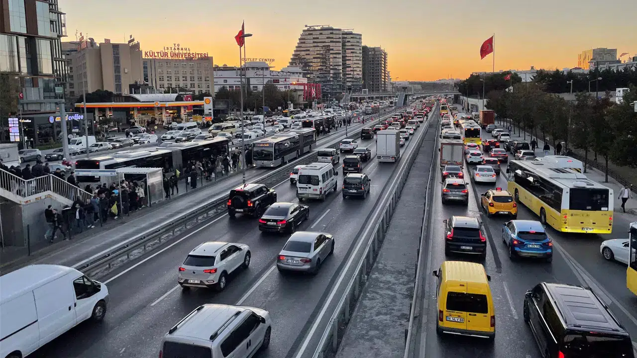 2025-2026 eğitim yılı uyum haftası başladı İstanbul trafiği kilitlendi