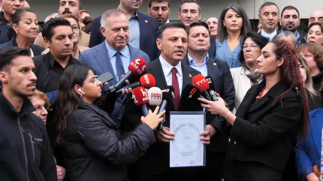 CHP İstanbul İl Başkanı Özgür Çelik mazbatasını aldı