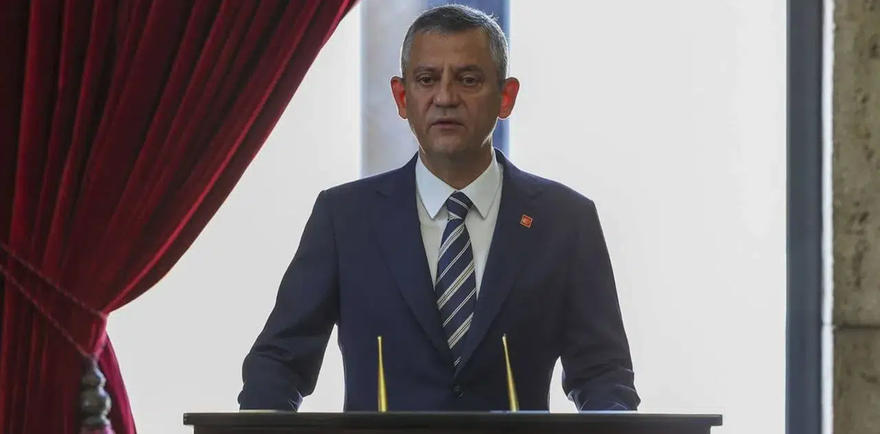 Özgür Özel, CHP’nin 102. kuruluş yıl dönümünde Anıtkabir’i ziyaret etti