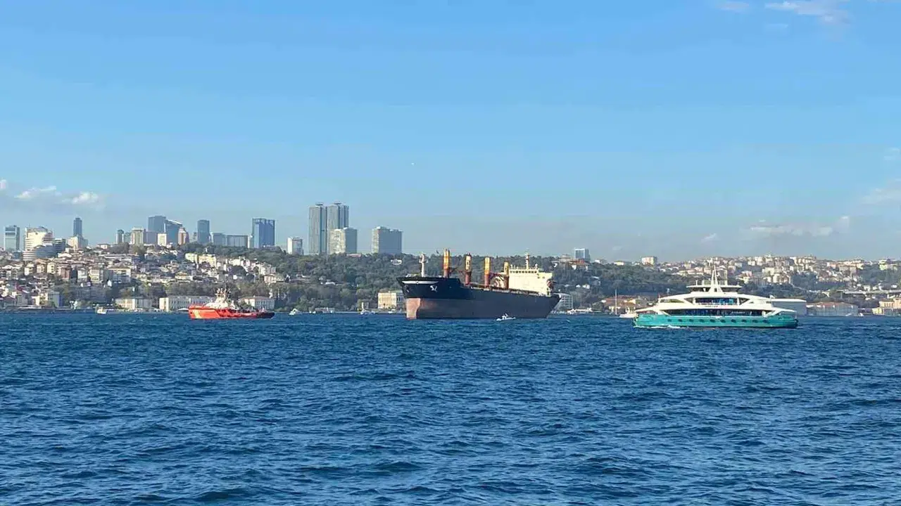 İstanbul'da kargo gemisi arızası: Boğaz trafiği durduruldu