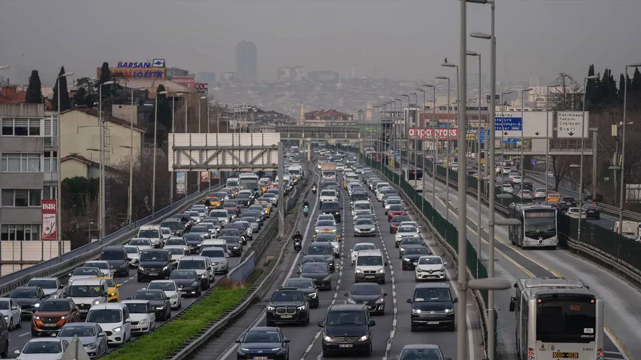 İstanbul sabah trafiği kabusa döndü: Avrupa ve Anadolu yakasında yoğunluk yüzde 80’e ulaştı