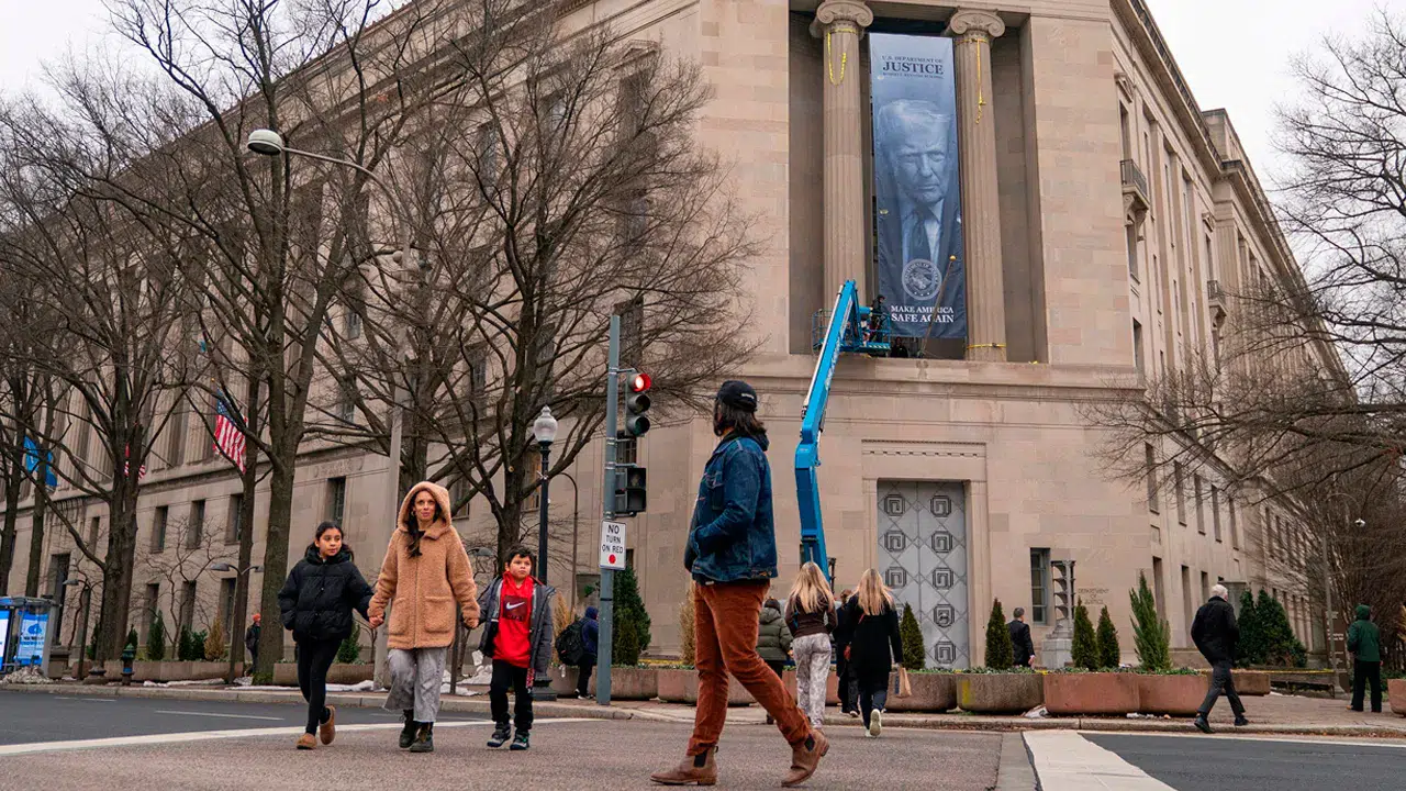 ABD Adalet Bakanlığı binasına dev Trump posteri asıldı