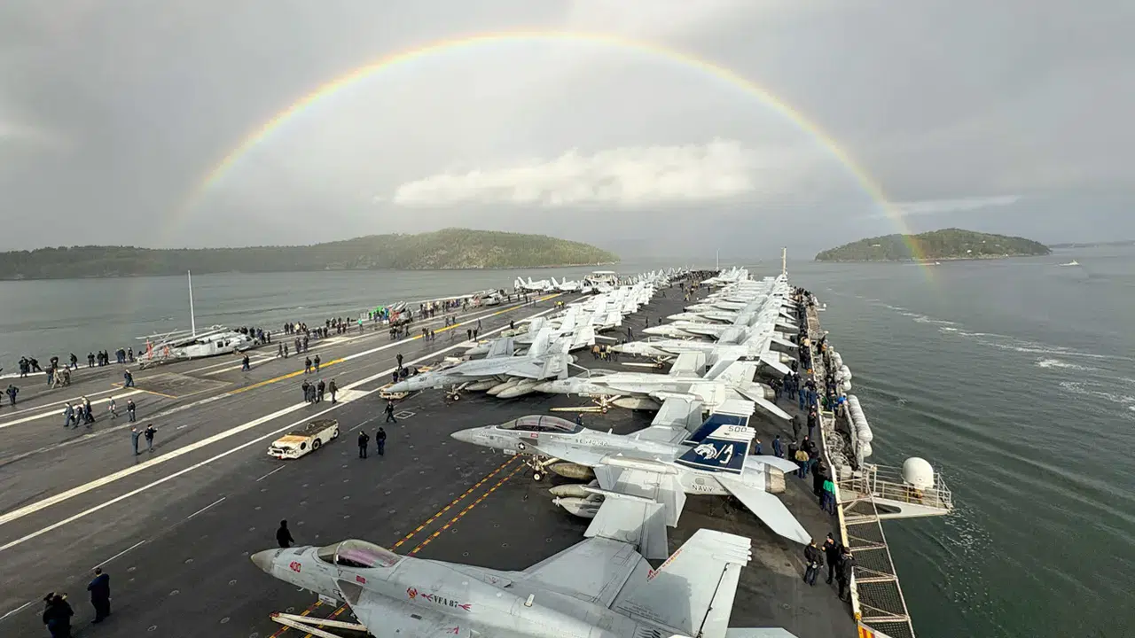 Dünyanın en büyük uçak gemisinde 'tuvalet' krizi: 45 dakikalık kuyruklar personeli isyan ettirdi