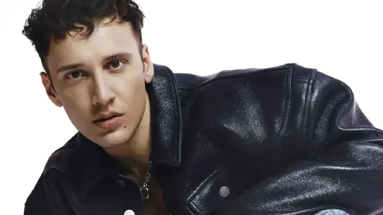 Ünlü şarkıcı Edis, havaalanında gözaltına alındı