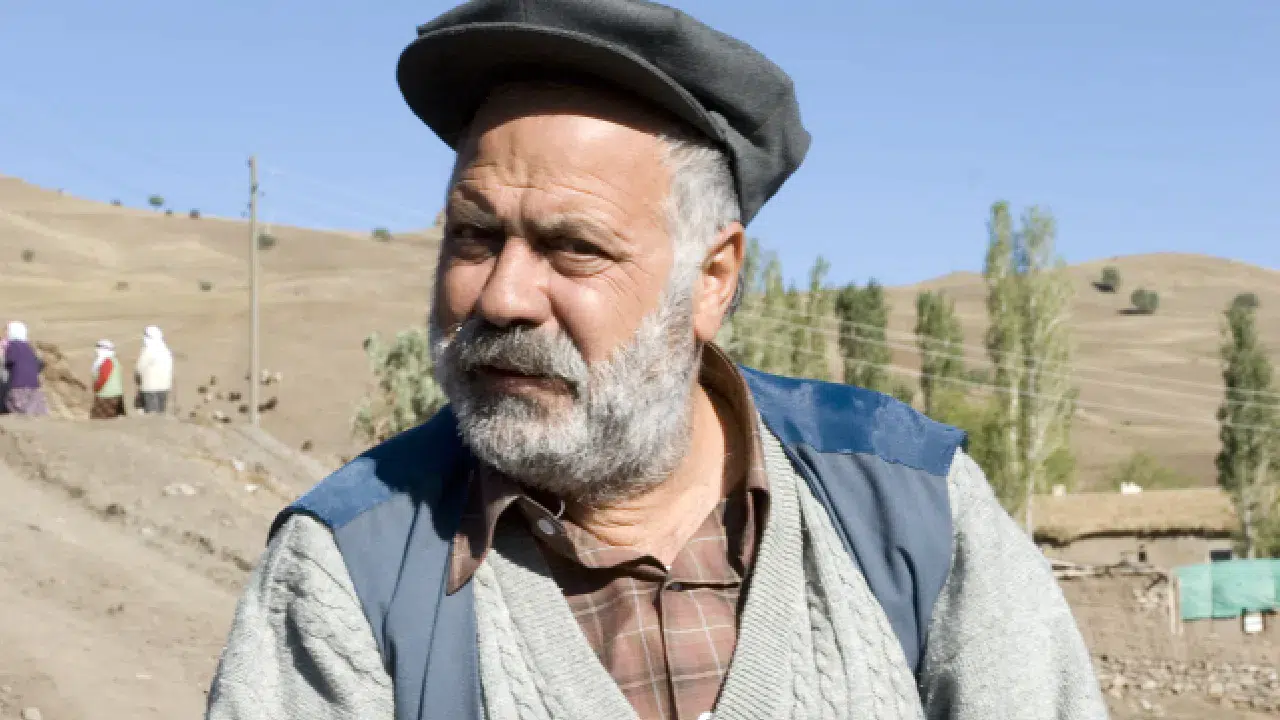 Usta oyuncu Ali Tutal hayatını kaybetti