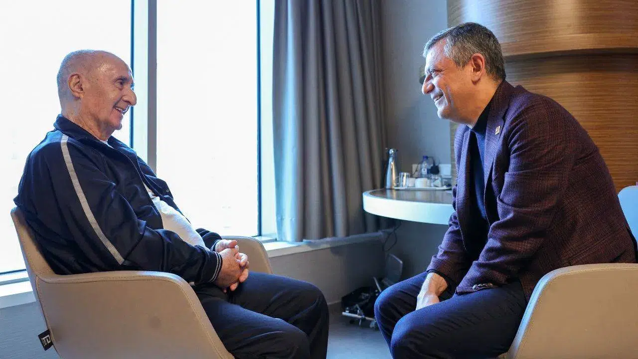 Özgür Özel, eski CHP Genel Başkanı Hikmet Çetin’i hastanede ziyaret etti