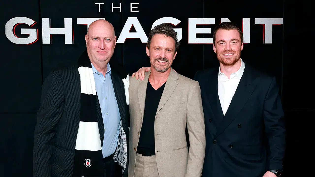 Hollywood'un kalbinde siyah-beyaz sürpriz: The Night Agent yaratıcısından Beşiktaş atkılı şov