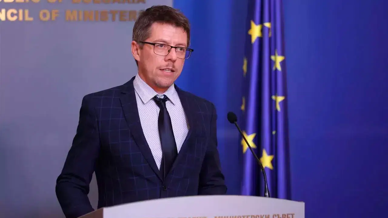 Sadece 24 saat süren koltuk: Başbakan Yardımcısı yemininden bir gün sonra istifa etti