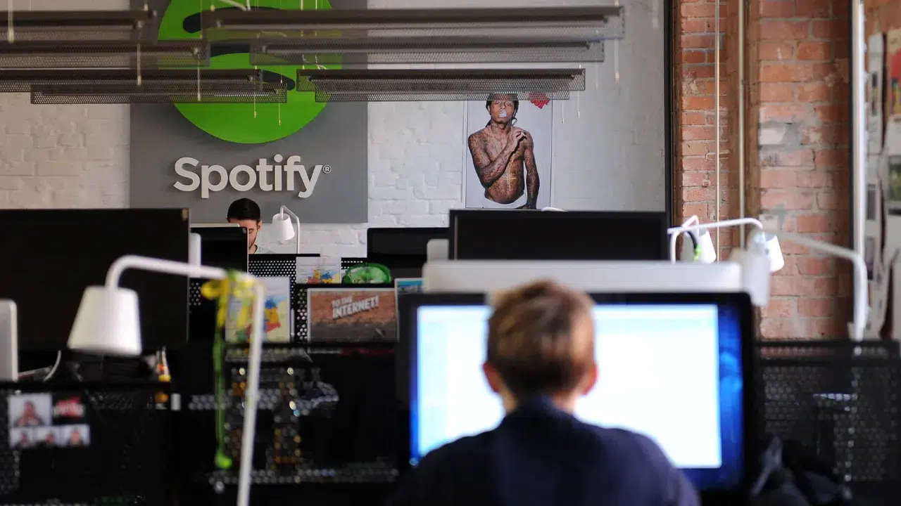 Spotify, podcast ekibinin yüzde 3’ünü işten çıkardı
